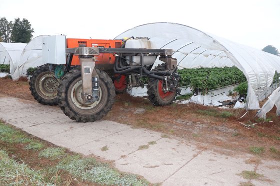 Homemade robot sprays strawberries autonomously