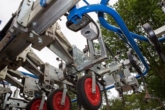 Minimising chemicals and labour with camera operated hoeing machine ( Video) 